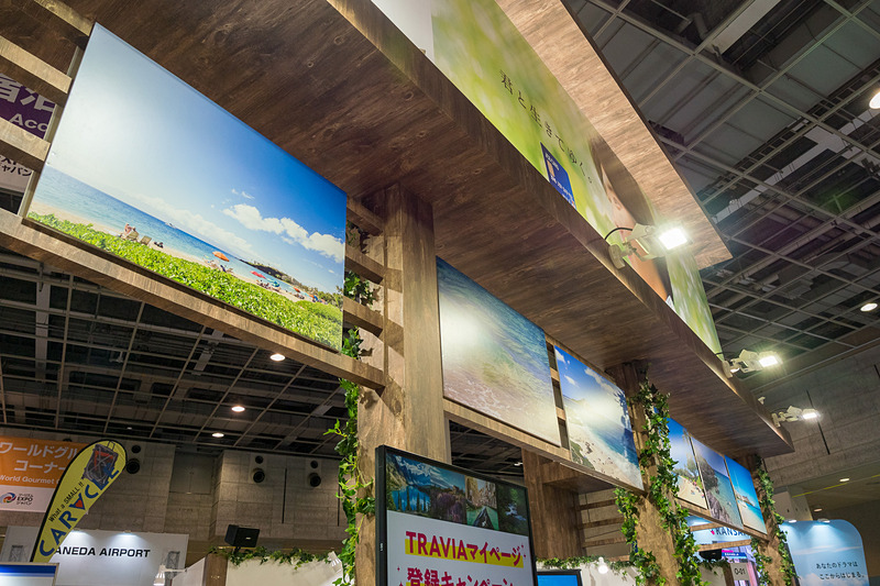 ハワイの建物をデザインしたブースに、ハワイの写真を掲示