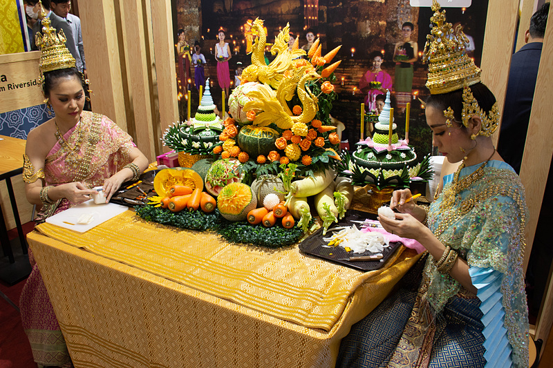 絵付け体験などのほか、タイカービングの実演も実施していた