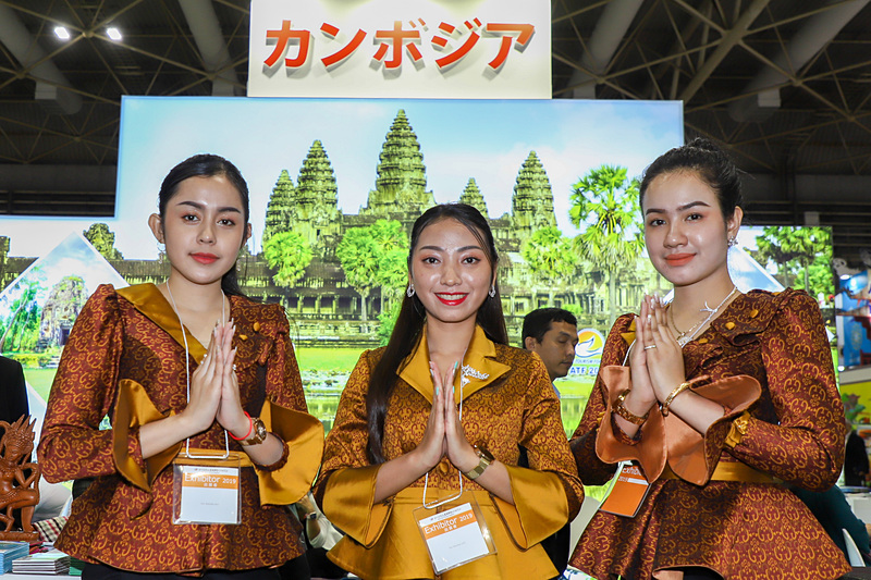 ブースでは女性たちが「ソンペア」と呼ばれる合掌で出迎えてくれる