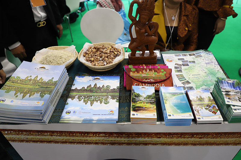 政府観光局の公式パンフレット。クメール語のあいさつなども書かれていて実用性が高い