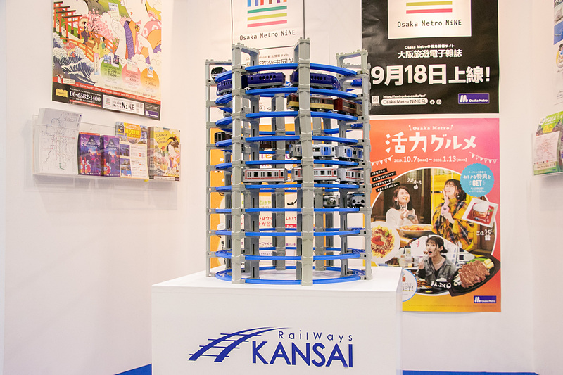 鉄道各社のプラレールが走行中