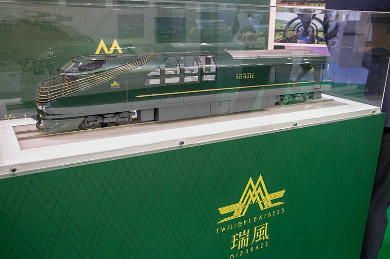 「ハローキティ新幹線」コーナーでは、山陽新幹線で運行中のキティ新幹線で販売しているグッズ販売を、「TWILIGHT EXPRESS 瑞風」コーナーでは、瑞風の模型や、車内で使用している調度品の展示などを行なっている