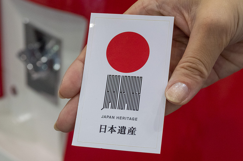 マスコットキャラクターが配布する「日本遺産ステッカー」