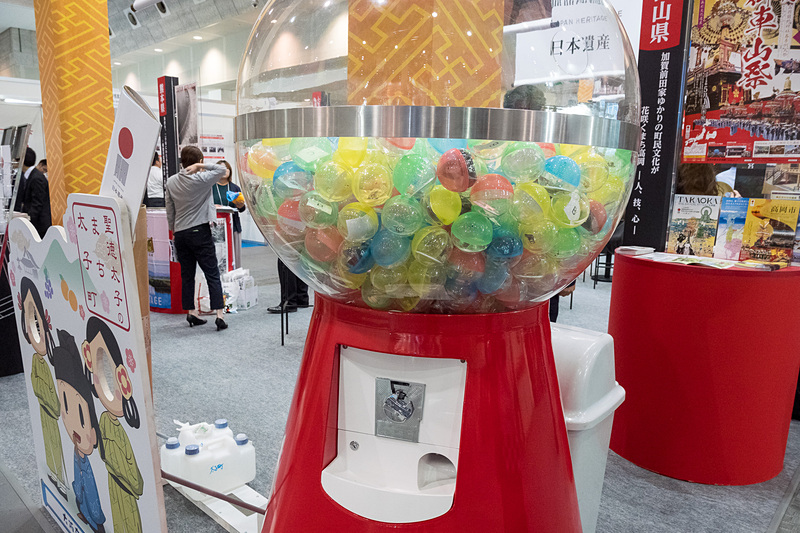 ステッカーをもらうことで参加できるガチャガチャ。全国の日本遺産グッズが当たる