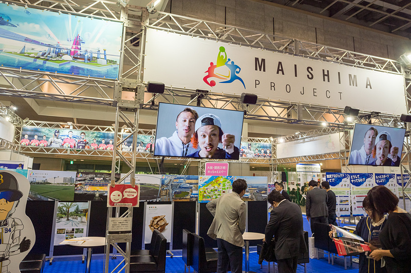 3x3バスケットボールのコートでブースを展開する舞洲プロジェクト