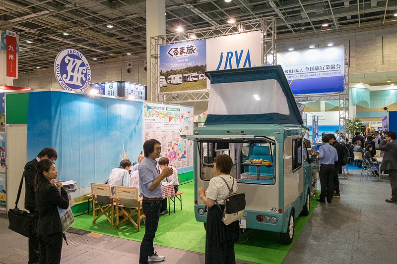 キャンピングカーでくつろぐ様子を感じられる日本RV協会ブース
