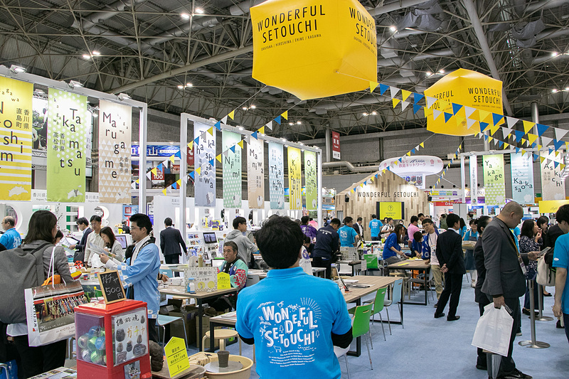 ブース中央には地域の文化に触れるさまざまなワークショップを展開