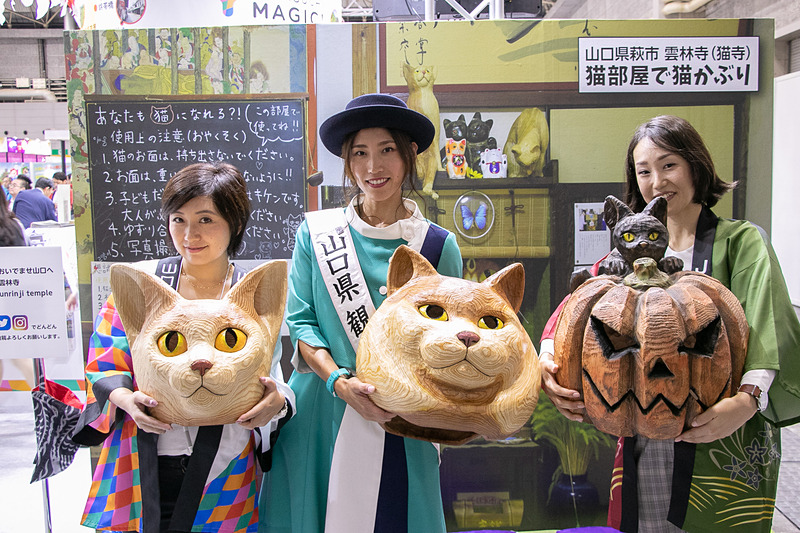 「猫寺」の異名もある萩の雲林寺の「猫部屋で猫かぶり」という記念写真スペースを設けている