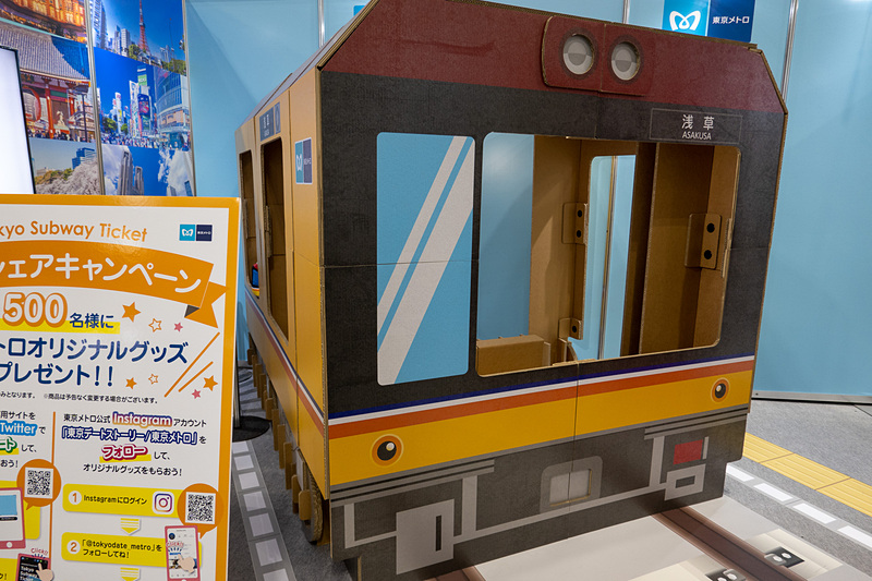 人が中に入れるフォトスポットの銀座線がひときわ目立っている