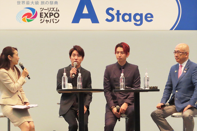 （中央左から）関ジャニ∞の村上信五と大倉忠義、大阪観光局理事長の溝畑宏氏