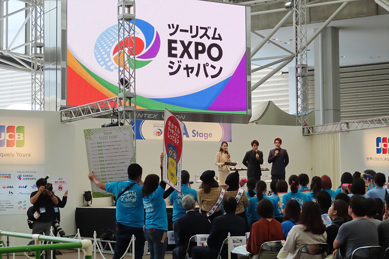 各地からの出展者が地元の見どころを2人にアピール