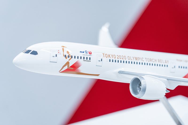 聖火ランナーピクトグラムの上には、東京オリンピックのエンブレムを挟んでANAとJALのロゴマークが並ぶ