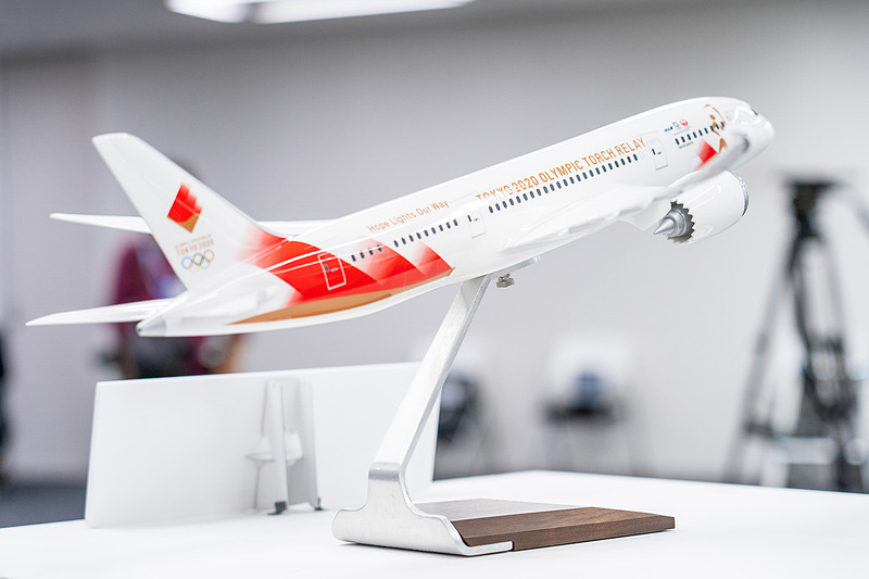 垂直尾翼には東京2020オリンピック聖火リレーエンブレムが描かれている