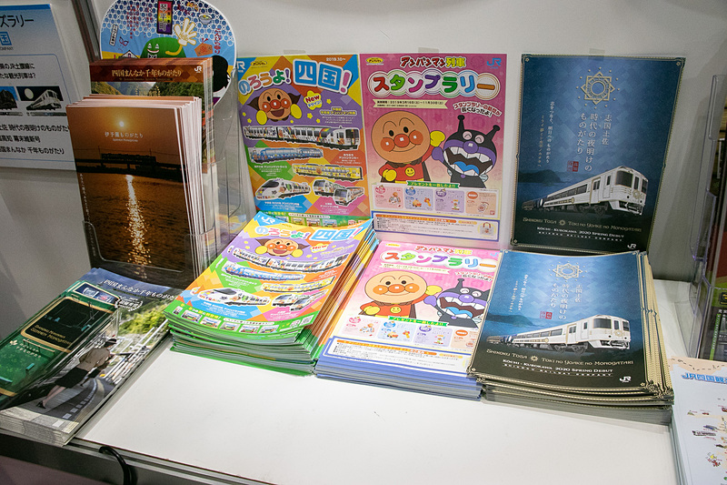 家族連れに大人気のアンパンマン列車のシートを展示中