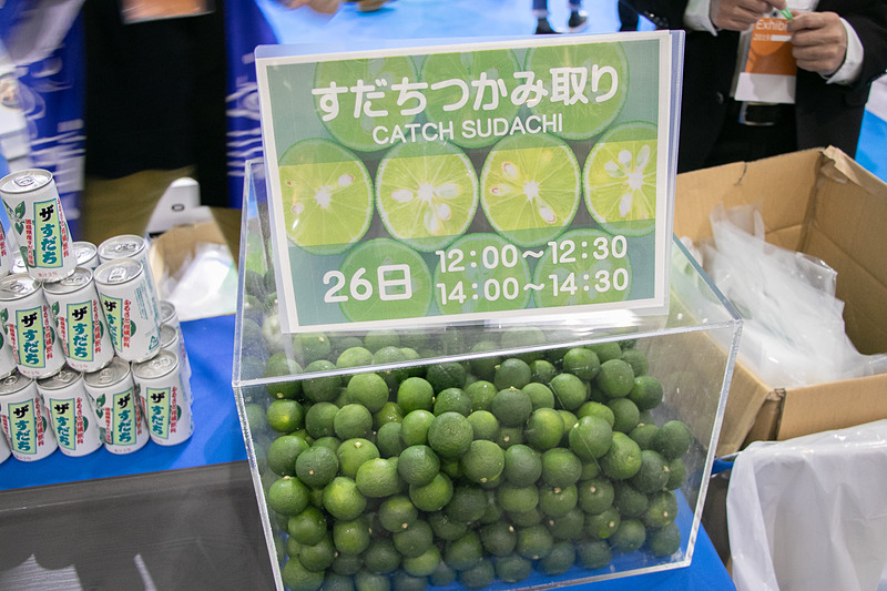 徳島県では「すだちつかみ取り」企画や「スダチジュース」の試飲を提供している