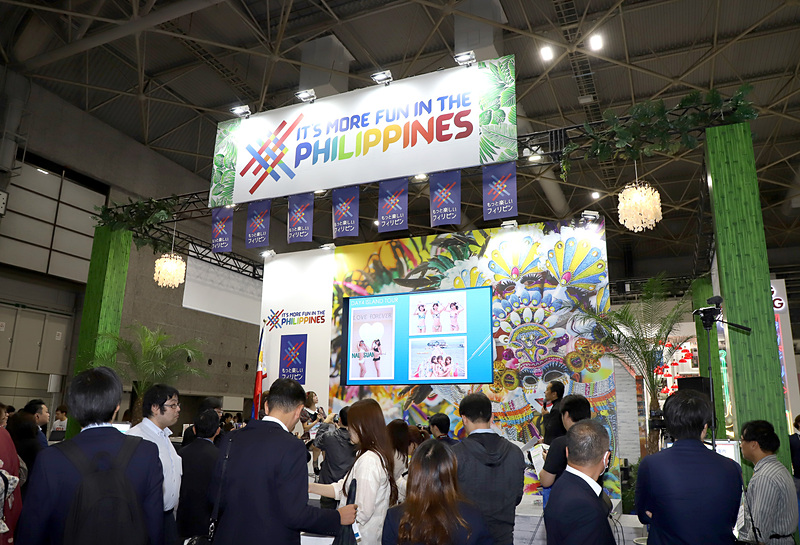 大きなステージがあるフィリピンブース。トークショーなどイベントも多数用意している