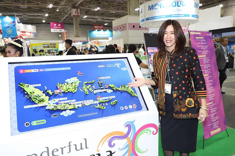 デジタルサイネージでインドネシアの名所を巡ることができる