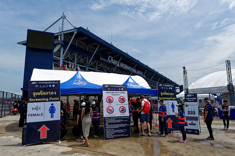 グランドスタンドへの入口。2019年は男女別に荷物検査をするようになり、さらにスムーズに入場できるようになった