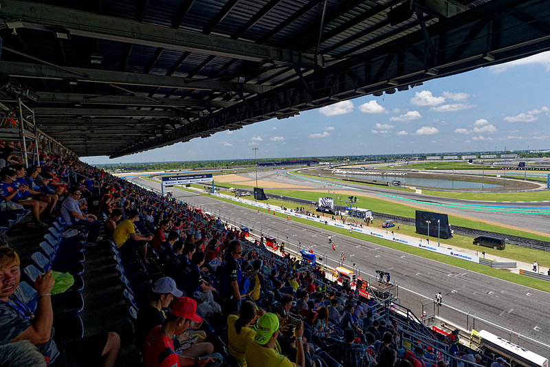 グランドスタンドは遠くまで見渡すことができる