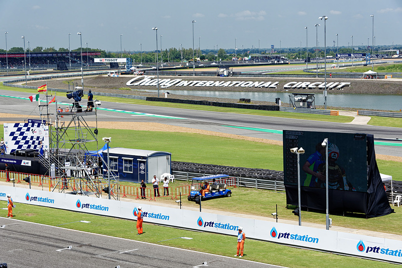 大型ビジョンでテレビ中継の映像も見られる。それほど見やすくはないが、グランドスタンドからは見えないところもカバーできる