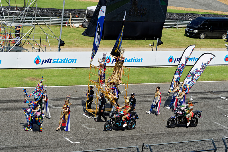 MotoGPの決勝レース前のセレモニー。こうした特別なイベントを見られるのもグランドスタンドならでは