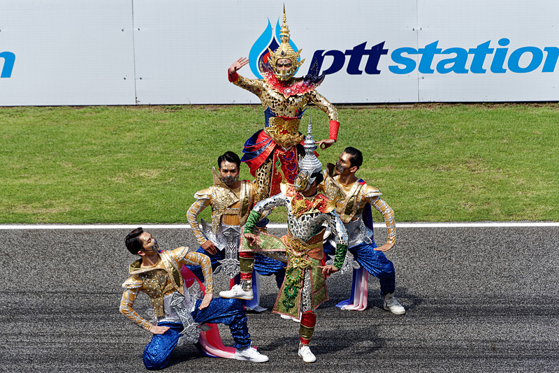 MotoGPの決勝レース前のセレモニー。こうした特別なイベントを見られるのもグランドスタンドならでは