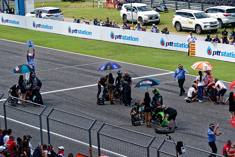 スタート前のライダーやチームの様子も分かる