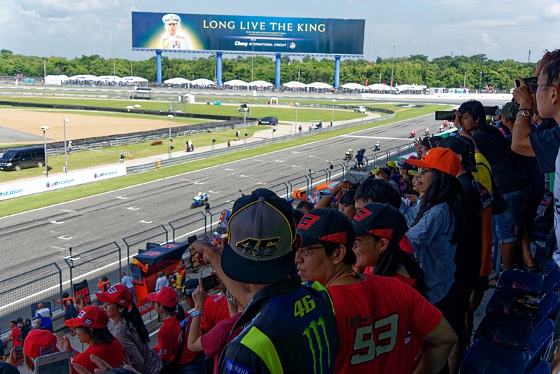 MotoGPのレース中は大混雑する。座るのは難しい……