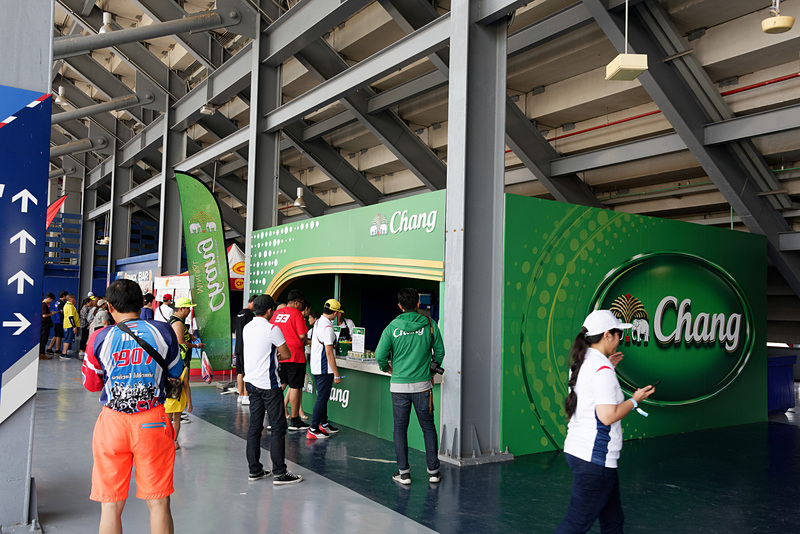 いったんグランドスタンド裏の通路に戻る。ドリンク・フード売り場もある場所だ