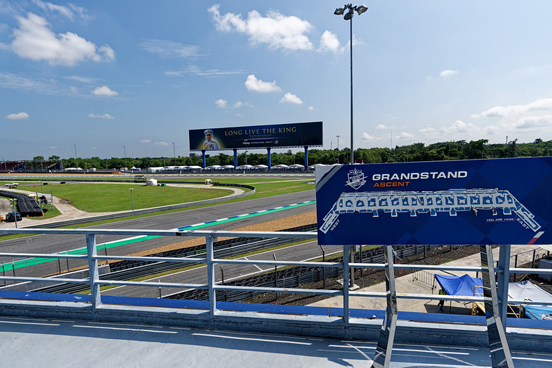 ここから最終コーナー方面のグランドスタンド端まで行くと……