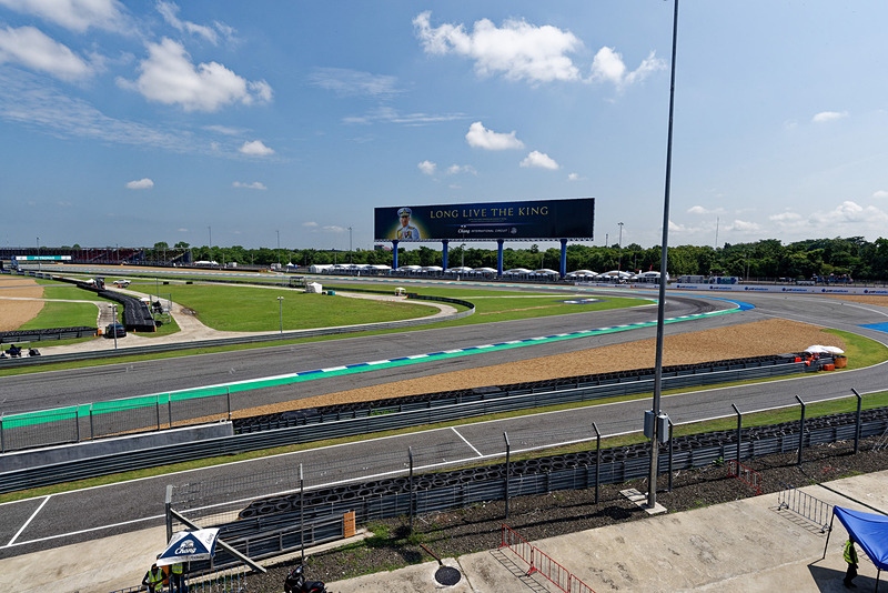 最終コーナーが目の前に広がる