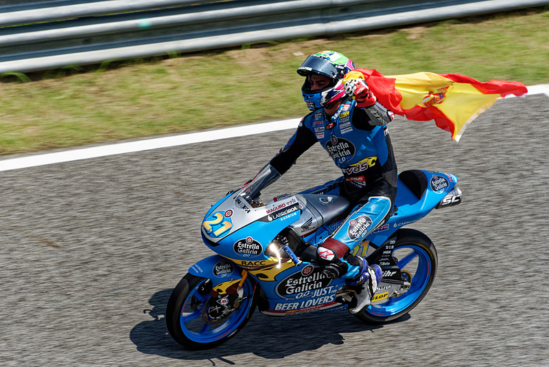 すぐ近くのピットロードを戻ってくる選手の姿もくっきり