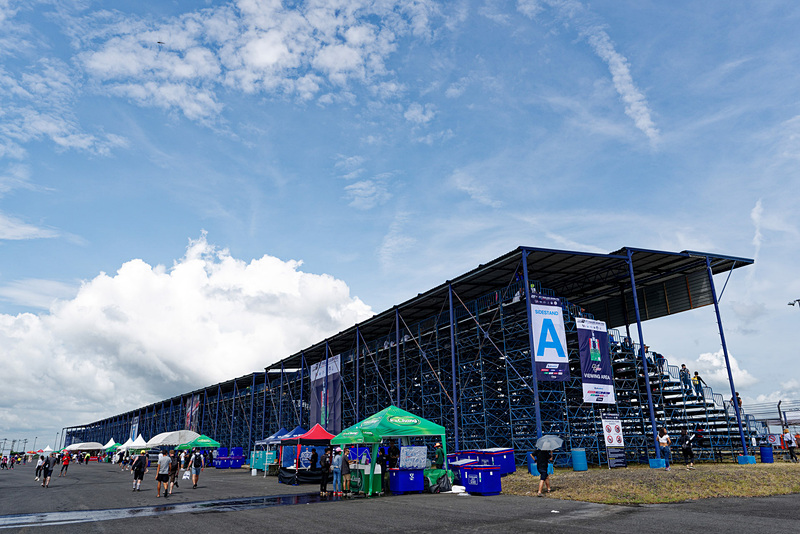 ここは（3）の仮設スタンド。3階建てか4階建てのビルくらいはありそうな高さ