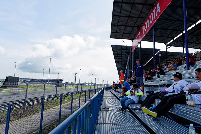 （3）だとアクセル全開で加速していくところが見られる