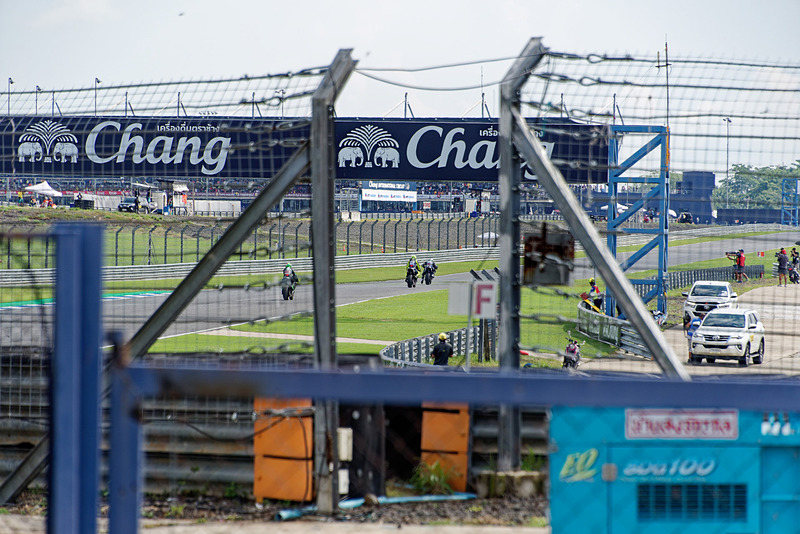 隙間からほんの少しだけ覗き見ることはできる