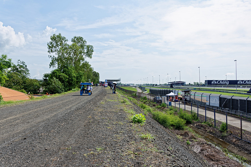 ヘアピン横の（6）は土手になっていて、観客は少ない