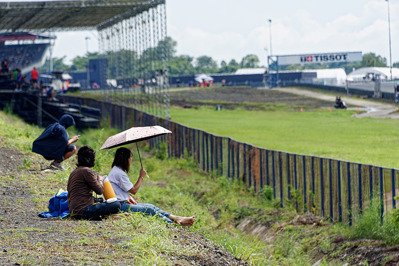 ヘアピン横の（6）は土手になっていて、観客は少ない