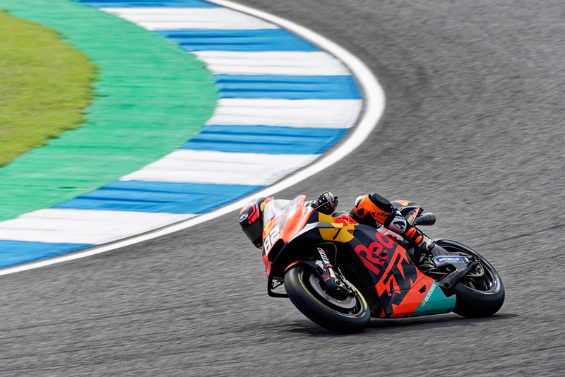 ヘアピンで最大のバンク角で走るところを完璧にとらえることができた