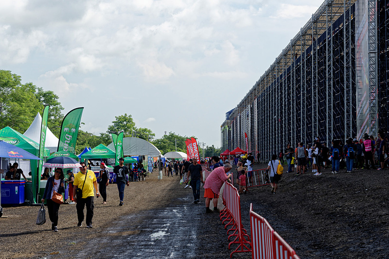 （10）のサイドスタンドはライダー応援席が多い