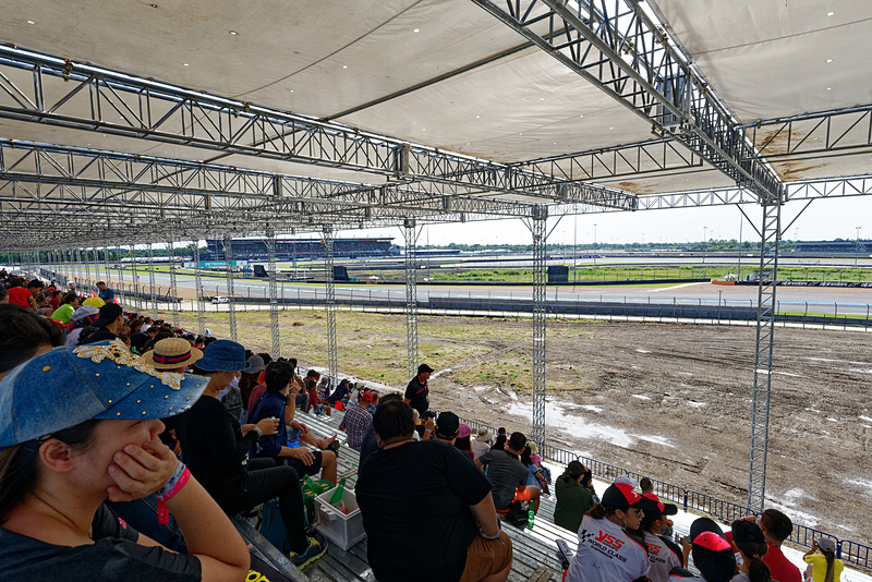 トラックまではやや距離があるが……