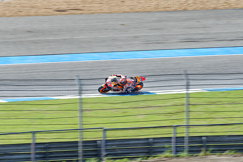 ライダー応援席ではないサイドスタンド南端からの見た目