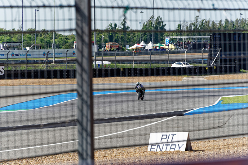 ライダー応援席ではないサイドスタンド南端からの見た目