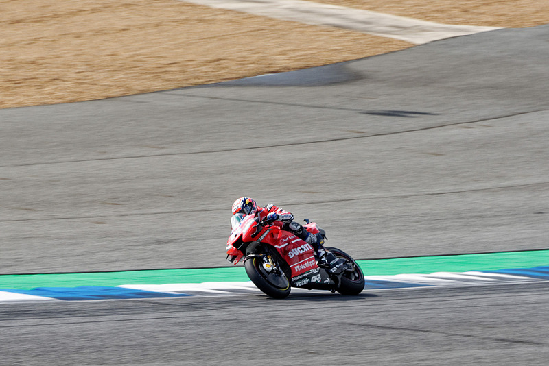 スタンドの少し高い段からだとフェンスに遮られない