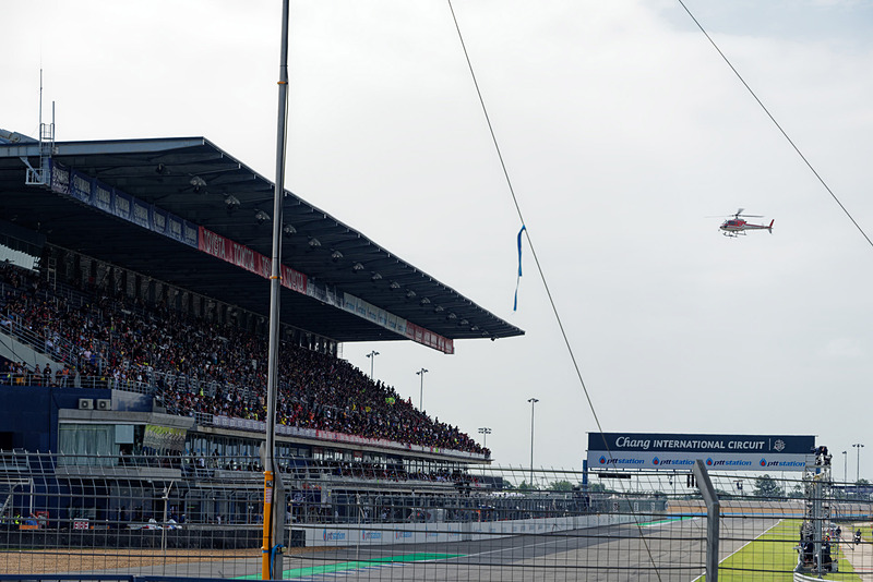 最終コーナーが見えそうで見えない。ホームストレートを立ち上がっていくのが見えるだけ