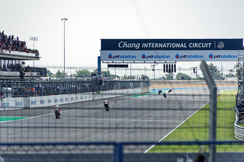 最終コーナーが見えそうで見えない。ホームストレートを立ち上がっていくのが見えるだけ