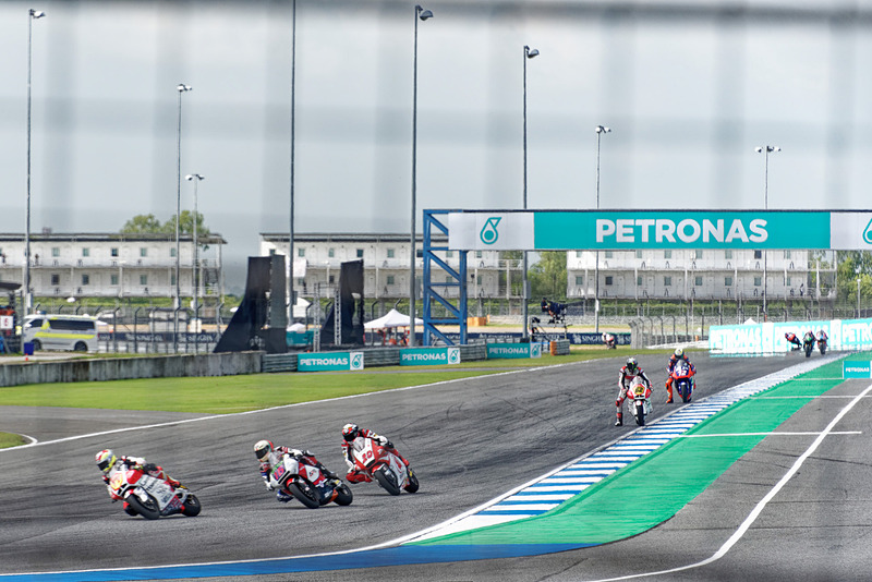 テクニカルセクションを立ち上がって手前の最終コーナーに飛び込んでくるライダーたち