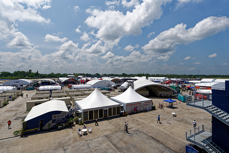 グランドスタンドから見たメインブースエリア。最終コーナー付近からのアクセスはどちらもよい