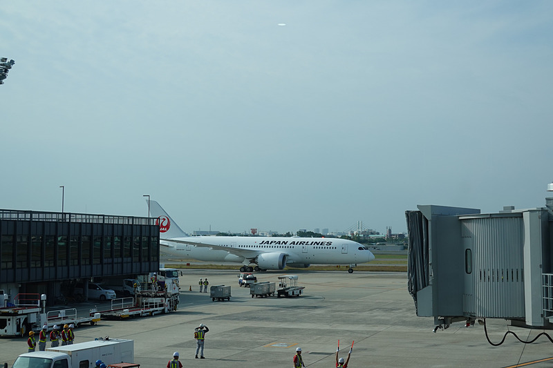 羽田空港から飛来したボーイング 787-8型機国内仕様初便 JAL107。この機体が折り返し、伊丹空港発の初便 JAL112になる