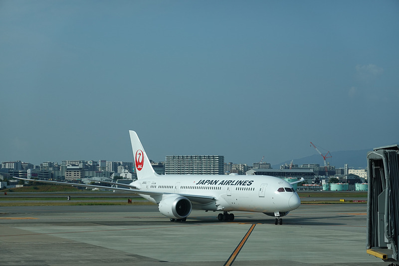 羽田空港から飛来したボーイング 787-8型機国内仕様初便 JAL107。この機体が折り返し、伊丹空港発の初便 JAL112になる