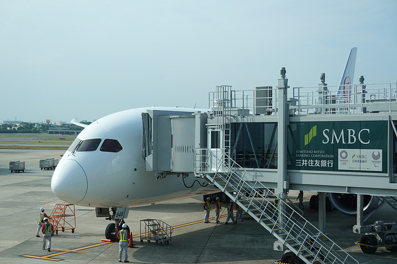 羽田空港から飛来したボーイング 787-8型機国内仕様初便 JAL107。この機体が折り返し、伊丹空港発の初便 JAL112になる